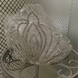 4.5 inch high tiara with built in combs 👸NEW